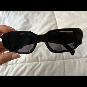 Black sunnies :)
